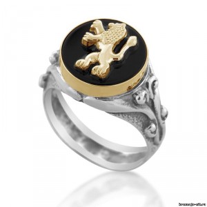 Кольцо Лев на ониксе Кольца с символами из серебра и золота